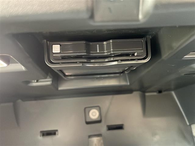 ＸＣ６０ Ｂ５　ＡＷＤ　インスクリプション　純正ナビ　ＡｐｐｌｅＣａｒｐｒａｙ　Ｈａｒｍａｎ／Ｋａｒｄｏｎ　レーダークルコン　全方位カメラ　コーナーセンサー　全席シートヒーター　前席シートクーラー　前席メモリー付きパワーシート　レザーシート（6枚目）