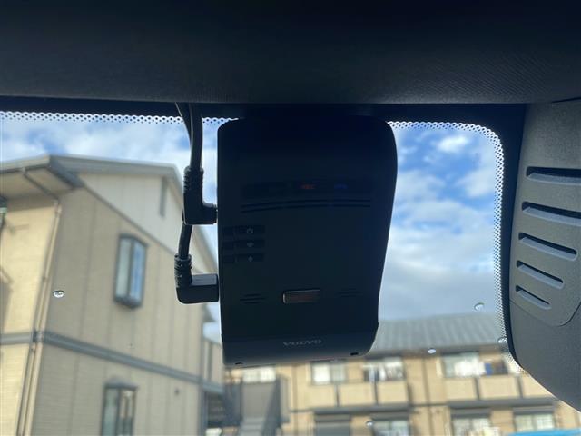 ＸＣ６０ Ｂ５　ＡＷＤ　インスクリプション　純正ナビ　ＡｐｐｌｅＣａｒｐｒａｙ　Ｈａｒｍａｎ／Ｋａｒｄｏｎ　レーダークルコン　全方位カメラ　コーナーセンサー　全席シートヒーター　前席シートクーラー　前席メモリー付きパワーシート　レザーシート（7枚目）