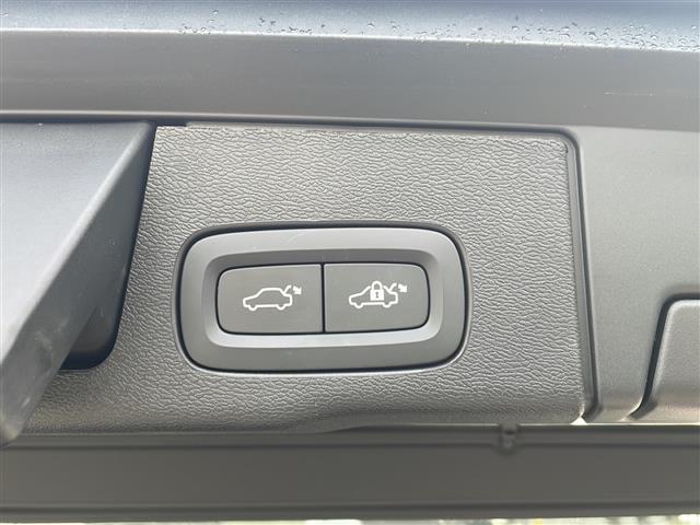 ＸＣ６０ Ｂ５　ＡＷＤ　インスクリプション　純正ナビ　ＡｐｐｌｅＣａｒｐｒａｙ　Ｈａｒｍａｎ／Ｋａｒｄｏｎ　レーダークルコン　全方位カメラ　コーナーセンサー　全席シートヒーター　前席シートクーラー　前席メモリー付きパワーシート　レザーシート（13枚目）