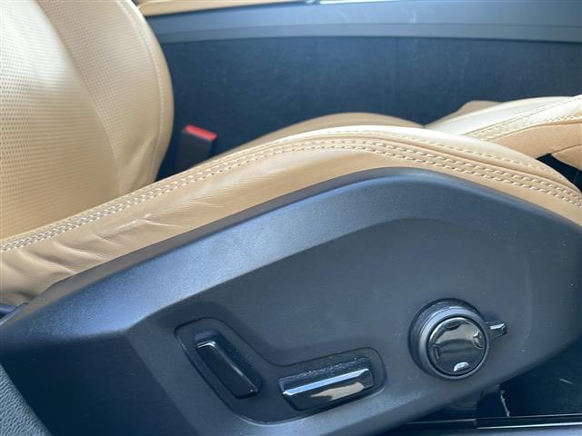 ＸＣ６０ Ｂ５　ＡＷＤ　インスクリプション　純正ナビ　ＡｐｐｌｅＣａｒｐｒａｙ　Ｈａｒｍａｎ／Ｋａｒｄｏｎ　レーダークルコン　全方位カメラ　コーナーセンサー　全席シートヒーター　前席シートクーラー　前席メモリー付きパワーシート　レザーシート（15枚目）