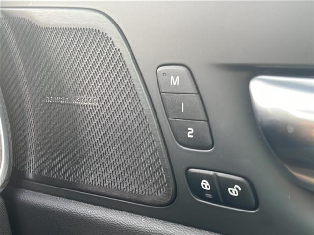 ＸＣ６０ Ｂ５　ＡＷＤ　インスクリプション　純正ナビ　ＡｐｐｌｅＣａｒｐｒａｙ　Ｈａｒｍａｎ／Ｋａｒｄｏｎ　レーダークルコン　全方位カメラ　コーナーセンサー　全席シートヒーター　前席シートクーラー　前席メモリー付きパワーシート　レザーシート（16枚目）