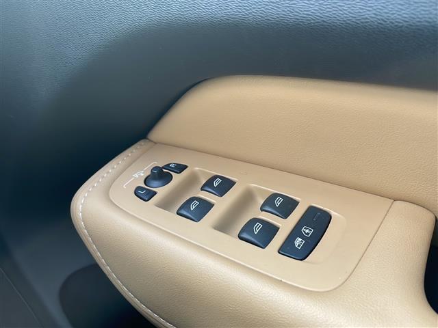 ＸＣ６０ Ｂ５　ＡＷＤ　インスクリプション　純正ナビ　ＡｐｐｌｅＣａｒｐｒａｙ　Ｈａｒｍａｎ／Ｋａｒｄｏｎ　レーダークルコン　全方位カメラ　コーナーセンサー　全席シートヒーター　前席シートクーラー　前席メモリー付きパワーシート　レザーシート（17枚目）