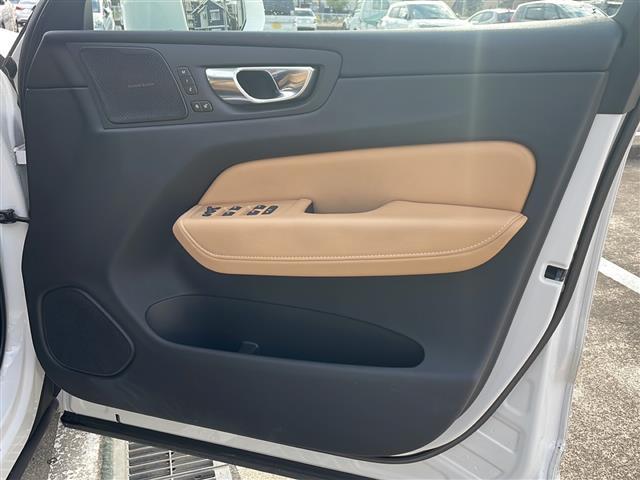 ＸＣ６０ Ｂ５　ＡＷＤ　インスクリプション　純正ナビ　ＡｐｐｌｅＣａｒｐｒａｙ　Ｈａｒｍａｎ／Ｋａｒｄｏｎ　レーダークルコン　全方位カメラ　コーナーセンサー　全席シートヒーター　前席シートクーラー　前席メモリー付きパワーシート　レザーシート（20枚目）