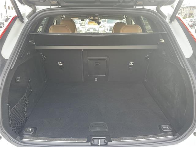 ＸＣ６０ Ｂ５　ＡＷＤ　インスクリプション　純正ナビ　ＡｐｐｌｅＣａｒｐｒａｙ　Ｈａｒｍａｎ／Ｋａｒｄｏｎ　レーダークルコン　全方位カメラ　コーナーセンサー　全席シートヒーター　前席シートクーラー　前席メモリー付きパワーシート　レザーシート（25枚目）