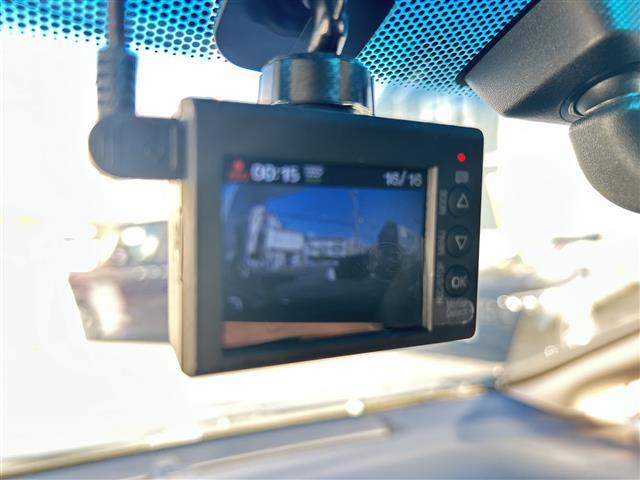 フィットハイブリッド Ｆパッケージ　純正ナビ　ＣＤ　ＤＶＤ　ＦＭ　ＡＭ　ＳＤ　ＵＳＢ　ＡＵＸ　ＢＴ　フルセグＴＶ　Ｂカメラ　前方ドラレコ　ＥＴＣ　ＡＢＳ　プッシュスタート　横滑り防止装置　純正フロアマット　ドアバイザー　フォグライト（4枚目）