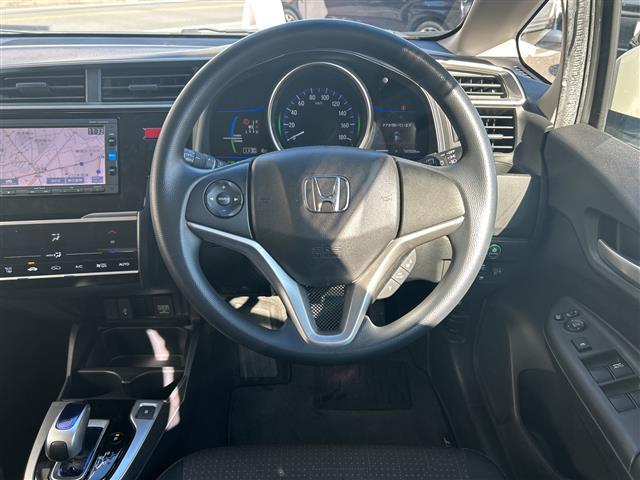 フィットハイブリッド Ｆパッケージ　純正ナビ　ＣＤ　ＤＶＤ　ＦＭ　ＡＭ　ＳＤ　ＵＳＢ　ＡＵＸ　ＢＴ　フルセグＴＶ　Ｂカメラ　前方ドラレコ　ＥＴＣ　ＡＢＳ　プッシュスタート　横滑り防止装置　純正フロアマット　ドアバイザー　フォグライト（5枚目）