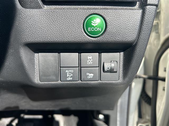 フィットハイブリッド Ｆパッケージ　純正ナビ　ＣＤ　ＤＶＤ　ＦＭ　ＡＭ　ＳＤ　ＵＳＢ　ＡＵＸ　ＢＴ　フルセグＴＶ　Ｂカメラ　前方ドラレコ　ＥＴＣ　ＡＢＳ　プッシュスタート　横滑り防止装置　純正フロアマット　ドアバイザー　フォグライト（8枚目）