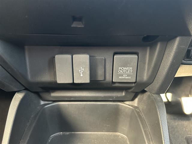 フィットハイブリッド Ｆパッケージ　純正ナビ　ＣＤ　ＤＶＤ　ＦＭ　ＡＭ　ＳＤ　ＵＳＢ　ＡＵＸ　ＢＴ　フルセグＴＶ　Ｂカメラ　前方ドラレコ　ＥＴＣ　ＡＢＳ　プッシュスタート　横滑り防止装置　純正フロアマット　ドアバイザー　フォグライト（9枚目）