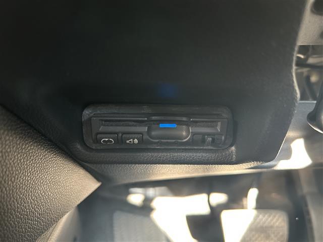 フィットハイブリッド Ｆパッケージ　純正ナビ　ＣＤ　ＤＶＤ　ＦＭ　ＡＭ　ＳＤ　ＵＳＢ　ＡＵＸ　ＢＴ　フルセグＴＶ　Ｂカメラ　前方ドラレコ　ＥＴＣ　ＡＢＳ　プッシュスタート　横滑り防止装置　純正フロアマット　ドアバイザー　フォグライト（10枚目）