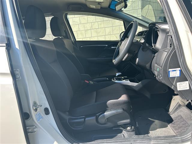 フィットハイブリッド Ｆパッケージ　純正ナビ　ＣＤ　ＤＶＤ　ＦＭ　ＡＭ　ＳＤ　ＵＳＢ　ＡＵＸ　ＢＴ　フルセグＴＶ　Ｂカメラ　前方ドラレコ　ＥＴＣ　ＡＢＳ　プッシュスタート　横滑り防止装置　純正フロアマット　ドアバイザー　フォグライト（12枚目）