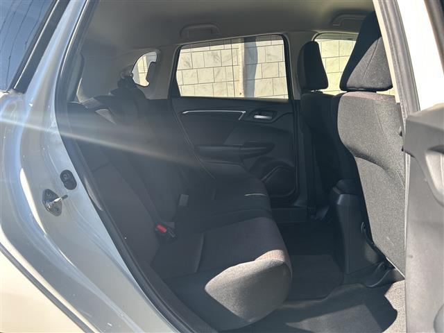 フィットハイブリッド Ｆパッケージ　純正ナビ　ＣＤ　ＤＶＤ　ＦＭ　ＡＭ　ＳＤ　ＵＳＢ　ＡＵＸ　ＢＴ　フルセグＴＶ　Ｂカメラ　前方ドラレコ　ＥＴＣ　ＡＢＳ　プッシュスタート　横滑り防止装置　純正フロアマット　ドアバイザー　フォグライト（13枚目）