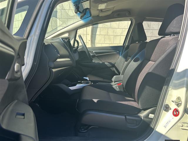 フィットハイブリッド Ｆパッケージ　純正ナビ　ＣＤ　ＤＶＤ　ＦＭ　ＡＭ　ＳＤ　ＵＳＢ　ＡＵＸ　ＢＴ　フルセグＴＶ　Ｂカメラ　前方ドラレコ　ＥＴＣ　ＡＢＳ　プッシュスタート　横滑り防止装置　純正フロアマット　ドアバイザー　フォグライト（14枚目）