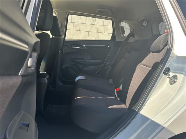 フィットハイブリッド Ｆパッケージ　純正ナビ　ＣＤ　ＤＶＤ　ＦＭ　ＡＭ　ＳＤ　ＵＳＢ　ＡＵＸ　ＢＴ　フルセグＴＶ　Ｂカメラ　前方ドラレコ　ＥＴＣ　ＡＢＳ　プッシュスタート　横滑り防止装置　純正フロアマット　ドアバイザー　フォグライト（15枚目）