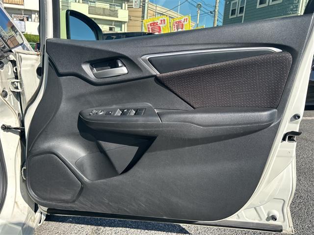 フィットハイブリッド Ｆパッケージ　純正ナビ　ＣＤ　ＤＶＤ　ＦＭ　ＡＭ　ＳＤ　ＵＳＢ　ＡＵＸ　ＢＴ　フルセグＴＶ　Ｂカメラ　前方ドラレコ　ＥＴＣ　ＡＢＳ　プッシュスタート　横滑り防止装置　純正フロアマット　ドアバイザー　フォグライト（16枚目）