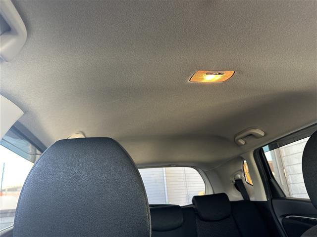 フィットハイブリッド Ｆパッケージ　純正ナビ　ＣＤ　ＤＶＤ　ＦＭ　ＡＭ　ＳＤ　ＵＳＢ　ＡＵＸ　ＢＴ　フルセグＴＶ　Ｂカメラ　前方ドラレコ　ＥＴＣ　ＡＢＳ　プッシュスタート　横滑り防止装置　純正フロアマット　ドアバイザー　フォグライト（17枚目）