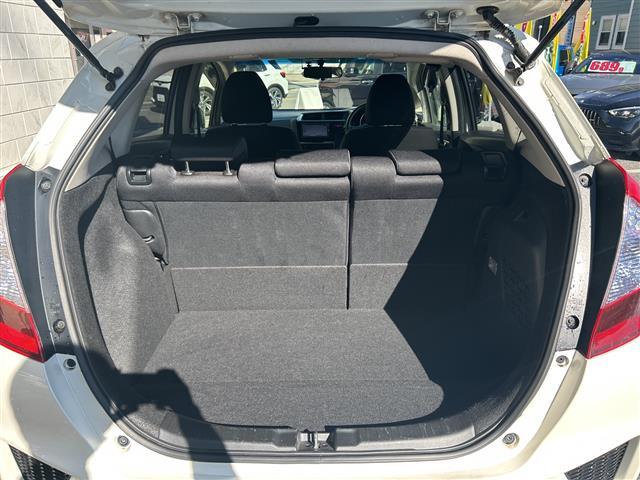 フィットハイブリッド Ｆパッケージ　純正ナビ　ＣＤ　ＤＶＤ　ＦＭ　ＡＭ　ＳＤ　ＵＳＢ　ＡＵＸ　ＢＴ　フルセグＴＶ　Ｂカメラ　前方ドラレコ　ＥＴＣ　ＡＢＳ　プッシュスタート　横滑り防止装置　純正フロアマット　ドアバイザー　フォグライト（18枚目）