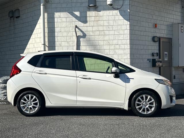 フィットハイブリッド Ｆパッケージ　純正ナビ　ＣＤ　ＤＶＤ　ＦＭ　ＡＭ　ＳＤ　ＵＳＢ　ＡＵＸ　ＢＴ　フルセグＴＶ　Ｂカメラ　前方ドラレコ　ＥＴＣ　ＡＢＳ　プッシュスタート　横滑り防止装置　純正フロアマット　ドアバイザー　フォグライト（21枚目）