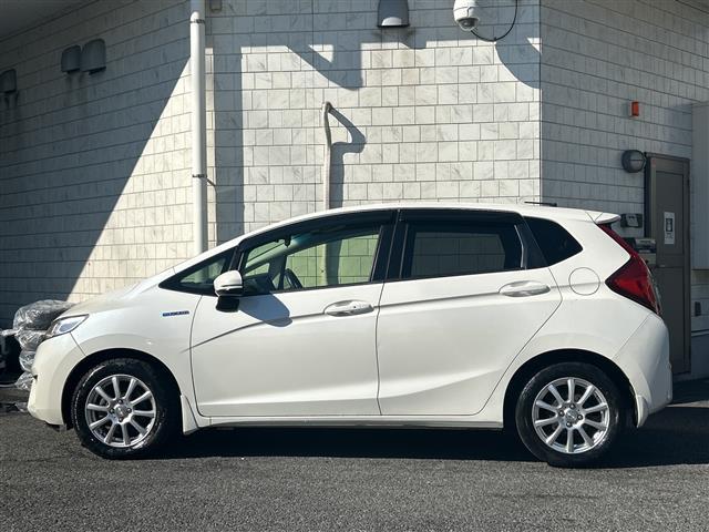 フィットハイブリッド Ｆパッケージ　純正ナビ　ＣＤ　ＤＶＤ　ＦＭ　ＡＭ　ＳＤ　ＵＳＢ　ＡＵＸ　ＢＴ　フルセグＴＶ　Ｂカメラ　前方ドラレコ　ＥＴＣ　ＡＢＳ　プッシュスタート　横滑り防止装置　純正フロアマット　ドアバイザー　フォグライト（26枚目）