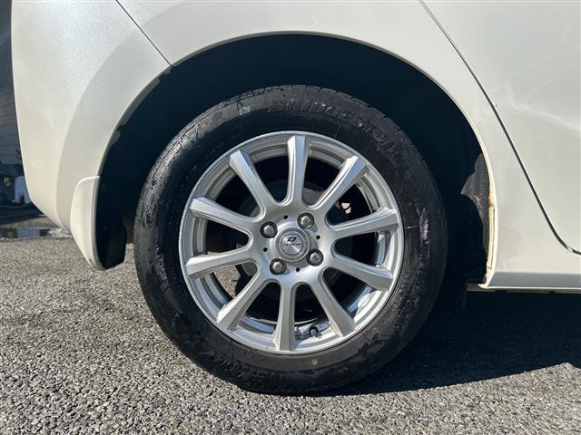 フィットハイブリッド Ｆパッケージ　純正ナビ　ＣＤ　ＤＶＤ　ＦＭ　ＡＭ　ＳＤ　ＵＳＢ　ＡＵＸ　ＢＴ　フルセグＴＶ　Ｂカメラ　前方ドラレコ　ＥＴＣ　ＡＢＳ　プッシュスタート　横滑り防止装置　純正フロアマット　ドアバイザー　フォグライト（30枚目）