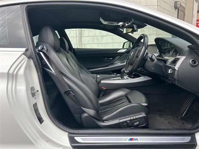 ６シリーズ ６５０ｉクーペ　Ｍスポーツ　サンルフ　純正ナビ　ＣＤ　ＤＶＤ　ＡＭ　ＦＭ　ＵＳＢ　ＡＵＸ　ＢＴ　フルセグＴＶ　バック・サイドカメラ　前ドラレコ　ＥＴＣ　パドルシフト　追クルコン　ＢＳＭ　ＨＵＤ　前後コーナーセンサー　電動Ｐブレー（18枚目）