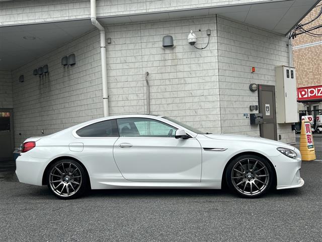 ６シリーズ ６５０ｉクーペ　Ｍスポーツ　サンルフ　純正ナビ　ＣＤ　ＤＶＤ　ＡＭ　ＦＭ　ＵＳＢ　ＡＵＸ　ＢＴ　フルセグＴＶ　バック・サイドカメラ　前ドラレコ　ＥＴＣ　パドルシフト　追クルコン　ＢＳＭ　ＨＵＤ　前後コーナーセンサー　電動Ｐブレー（26枚目）