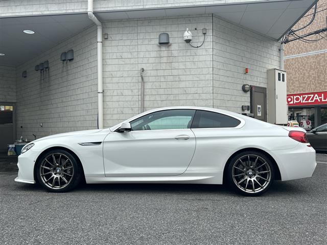 ６シリーズ ６５０ｉクーペ　Ｍスポーツ　サンルフ　純正ナビ　ＣＤ　ＤＶＤ　ＡＭ　ＦＭ　ＵＳＢ　ＡＵＸ　ＢＴ　フルセグＴＶ　バック・サイドカメラ　前ドラレコ　ＥＴＣ　パドルシフト　追クルコン　ＢＳＭ　ＨＵＤ　前後コーナーセンサー　電動Ｐブレー（31枚目）