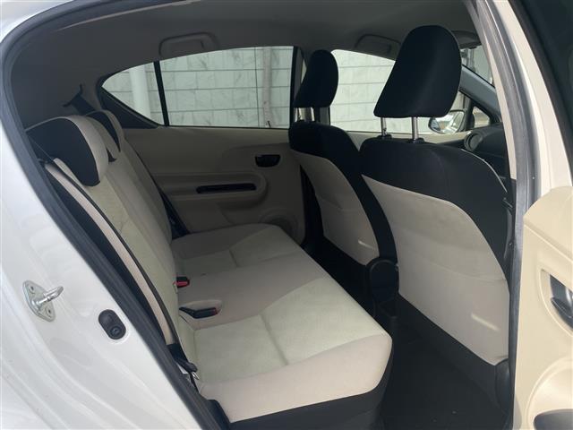 アクア Ｓ　純正ナビ　ＣＤ　ＡＭ　ＦＭ　ＳＤ　ＢＴ　フルセグＴＶ　バックカメラ　ＥＴＣ　ＡＢＳ　横滑り防止装置　オートライト　ＩＳＯＦＩＸ　純正マット　社外アルミホイール　スペアキー１個　保証書　取扱説明書（16枚目）