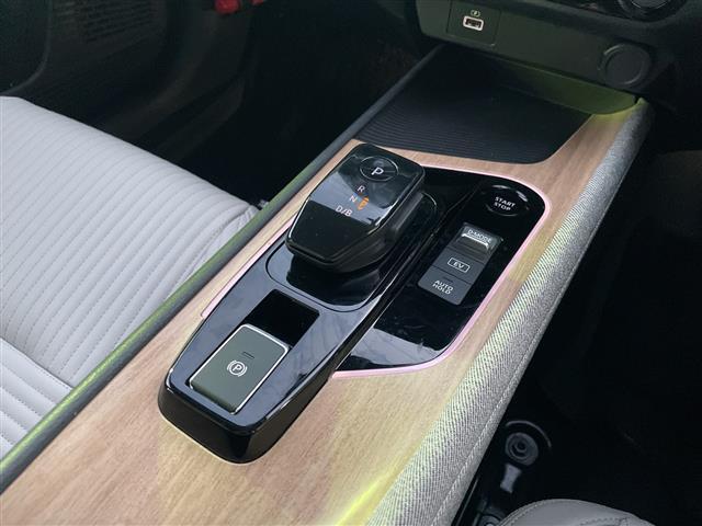 オーラ Ｇ　レザーエディション　１オナ　純正ナビ　全方位カメラ　エマブレ　車線逸脱　後側方衝突　ＢＳＭ　白革シート　シートヒーター　ハンドルヒーター　ＥＴＣ　ドラレコ　デジタルミラー　純正フロアマット　純正ドアバイザー　スペアキー（10枚目）