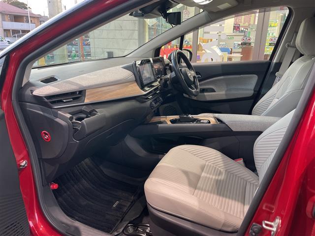 オーラ Ｇ　レザーエディション　１オナ　純正ナビ　全方位カメラ　エマブレ　車線逸脱　後側方衝突　ＢＳＭ　白革シート　シートヒーター　ハンドルヒーター　ＥＴＣ　ドラレコ　デジタルミラー　純正フロアマット　純正ドアバイザー　スペアキー（17枚目）