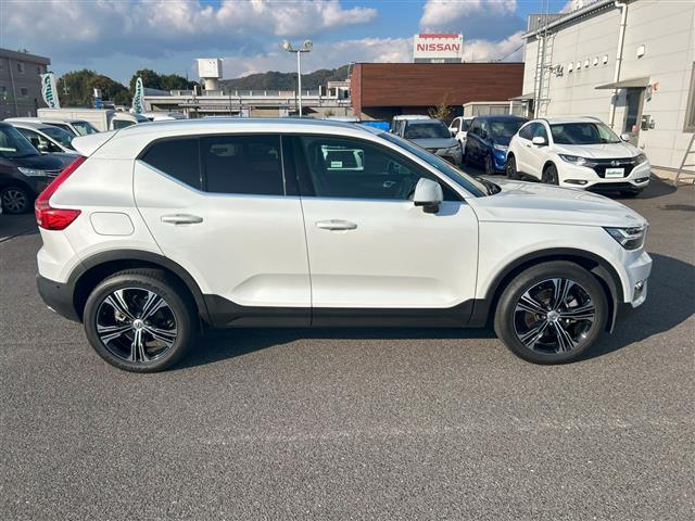 ＸＣ４０ Ｔ４　ＡＷＤ　インスクリプション　サンルーフ／衝突軽減ブレーキ／レーンキープアシスト／純正ナビ／地デジＴＶ／全方位カメラ／Ｂｌｕｅｔｏｏｔｈ／ｈａｒｍａｎ／ｋａｒｄｏｎ／黒レザーシート／シートヒーター／ステアリングヒーター／ＢＬＩＳ（2枚目）