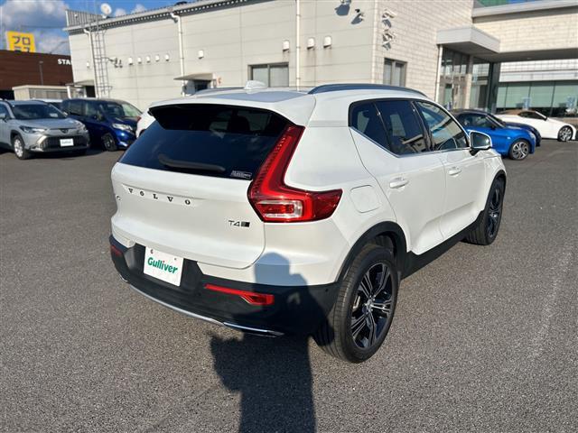 ＸＣ４０ Ｔ４　ＡＷＤ　インスクリプション　サンルーフ／衝突軽減ブレーキ／レーンキープアシスト／純正ナビ／地デジＴＶ／全方位カメラ／Ｂｌｕｅｔｏｏｔｈ／ｈａｒｍａｎ／ｋａｒｄｏｎ／黒レザーシート／シートヒーター／ステアリングヒーター／ＢＬＩＳ（3枚目）