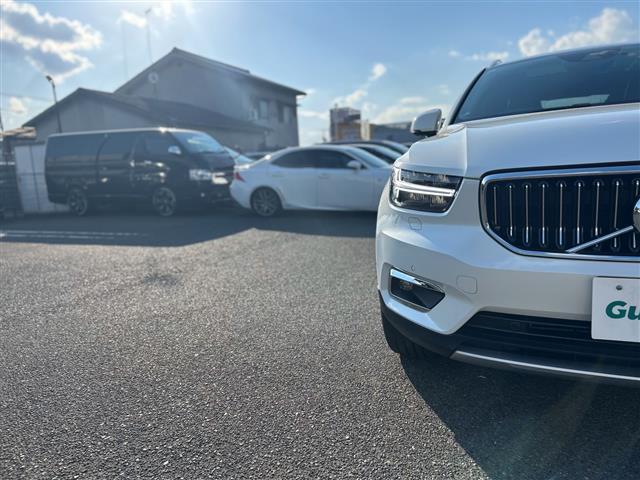 ＸＣ４０ Ｔ４　ＡＷＤ　インスクリプション　サンルーフ／衝突軽減ブレーキ／レーンキープアシスト／純正ナビ／地デジＴＶ／全方位カメラ／Ｂｌｕｅｔｏｏｔｈ／ｈａｒｍａｎ／ｋａｒｄｏｎ／黒レザーシート／シートヒーター／ステアリングヒーター／ＢＬＩＳ（7枚目）