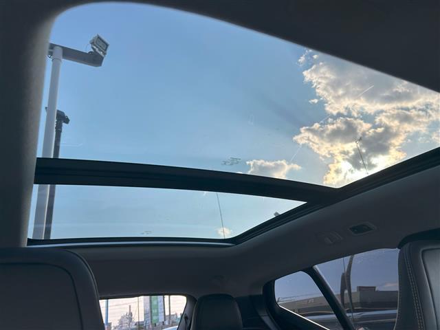 ＸＣ４０ Ｔ４　ＡＷＤ　インスクリプション　サンルーフ／衝突軽減ブレーキ／レーンキープアシスト／純正ナビ／地デジＴＶ／全方位カメラ／Ｂｌｕｅｔｏｏｔｈ／ｈａｒｍａｎ／ｋａｒｄｏｎ／黒レザーシート／シートヒーター／ステアリングヒーター／ＢＬＩＳ（10枚目）