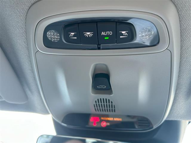 ＸＣ４０ Ｔ４　ＡＷＤ　インスクリプション　サンルーフ／衝突軽減ブレーキ／レーンキープアシスト／純正ナビ／地デジＴＶ／全方位カメラ／Ｂｌｕｅｔｏｏｔｈ／ｈａｒｍａｎ／ｋａｒｄｏｎ／黒レザーシート／シートヒーター／ステアリングヒーター／ＢＬＩＳ（11枚目）