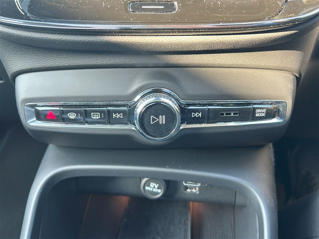 ＸＣ４０ Ｔ４　ＡＷＤ　インスクリプション　サンルーフ／衝突軽減ブレーキ／レーンキープアシスト／純正ナビ／地デジＴＶ／全方位カメラ／Ｂｌｕｅｔｏｏｔｈ／ｈａｒｍａｎ／ｋａｒｄｏｎ／黒レザーシート／シートヒーター／ステアリングヒーター／ＢＬＩＳ（17枚目）