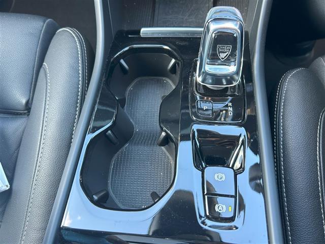 ＸＣ４０ Ｔ４　ＡＷＤ　インスクリプション　サンルーフ／衝突軽減ブレーキ／レーンキープアシスト／純正ナビ／地デジＴＶ／全方位カメラ／Ｂｌｕｅｔｏｏｔｈ／ｈａｒｍａｎ／ｋａｒｄｏｎ／黒レザーシート／シートヒーター／ステアリングヒーター／ＢＬＩＳ（18枚目）