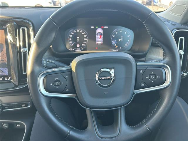 ＸＣ４０ Ｔ４　ＡＷＤ　インスクリプション　サンルーフ／衝突軽減ブレーキ／レーンキープアシスト／純正ナビ／地デジＴＶ／全方位カメラ／Ｂｌｕｅｔｏｏｔｈ／ｈａｒｍａｎ／ｋａｒｄｏｎ／黒レザーシート／シートヒーター／ステアリングヒーター／ＢＬＩＳ（19枚目）