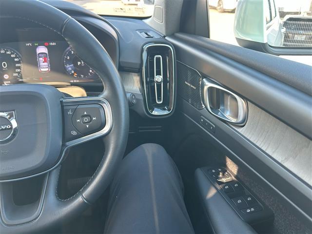 ＸＣ４０ Ｔ４　ＡＷＤ　インスクリプション　サンルーフ／衝突軽減ブレーキ／レーンキープアシスト／純正ナビ／地デジＴＶ／全方位カメラ／Ｂｌｕｅｔｏｏｔｈ／ｈａｒｍａｎ／ｋａｒｄｏｎ／黒レザーシート／シートヒーター／ステアリングヒーター／ＢＬＩＳ（21枚目）