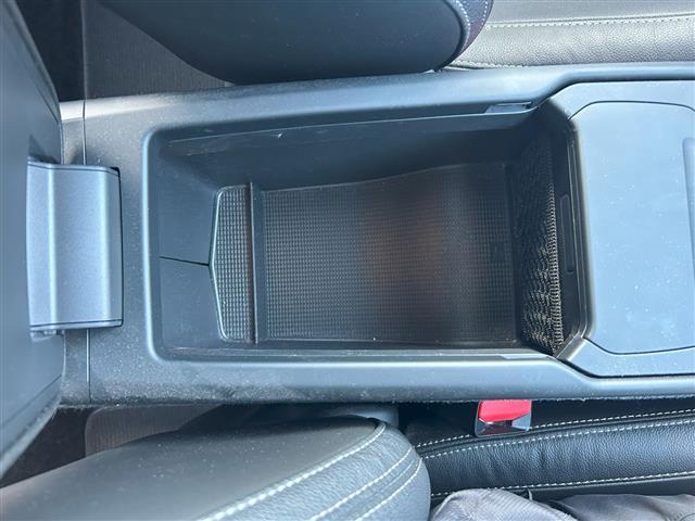 ＸＣ４０ Ｔ４　ＡＷＤ　インスクリプション　サンルーフ／衝突軽減ブレーキ／レーンキープアシスト／純正ナビ／地デジＴＶ／全方位カメラ／Ｂｌｕｅｔｏｏｔｈ／ｈａｒｍａｎ／ｋａｒｄｏｎ／黒レザーシート／シートヒーター／ステアリングヒーター／ＢＬＩＳ（24枚目）