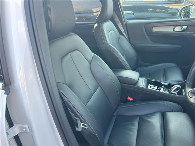 ＸＣ４０ Ｔ４　ＡＷＤ　インスクリプション　サンルーフ／衝突軽減ブレーキ／レーンキープアシスト／純正ナビ／地デジＴＶ／全方位カメラ／Ｂｌｕｅｔｏｏｔｈ／ｈａｒｍａｎ／ｋａｒｄｏｎ／黒レザーシート／シートヒーター／ステアリングヒーター／ＢＬＩＳ（26枚目）