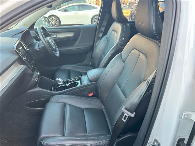 ＸＣ４０ Ｔ４　ＡＷＤ　インスクリプション　サンルーフ／衝突軽減ブレーキ／レーンキープアシスト／純正ナビ／地デジＴＶ／全方位カメラ／Ｂｌｕｅｔｏｏｔｈ／ｈａｒｍａｎ／ｋａｒｄｏｎ／黒レザーシート／シートヒーター／ステアリングヒーター／ＢＬＩＳ（28枚目）