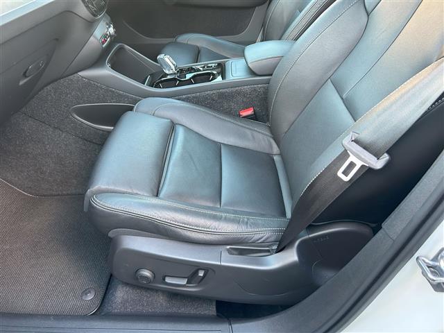 ＸＣ４０ Ｔ４　ＡＷＤ　インスクリプション　サンルーフ／衝突軽減ブレーキ／レーンキープアシスト／純正ナビ／地デジＴＶ／全方位カメラ／Ｂｌｕｅｔｏｏｔｈ／ｈａｒｍａｎ／ｋａｒｄｏｎ／黒レザーシート／シートヒーター／ステアリングヒーター／ＢＬＩＳ（29枚目）