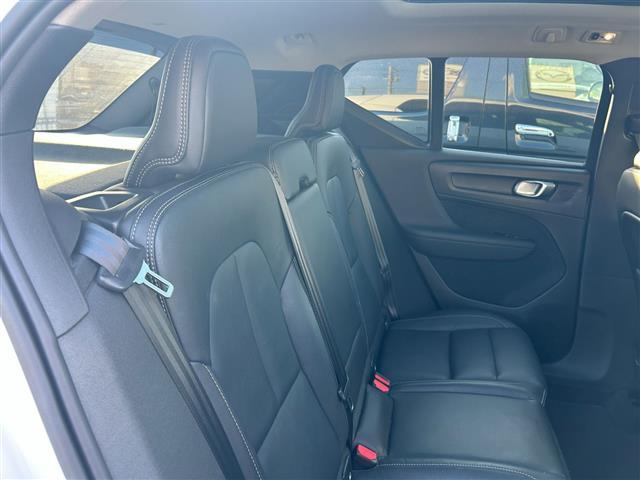 ＸＣ４０ Ｔ４　ＡＷＤ　インスクリプション　サンルーフ／衝突軽減ブレーキ／レーンキープアシスト／純正ナビ／地デジＴＶ／全方位カメラ／Ｂｌｕｅｔｏｏｔｈ／ｈａｒｍａｎ／ｋａｒｄｏｎ／黒レザーシート／シートヒーター／ステアリングヒーター／ＢＬＩＳ（30枚目）