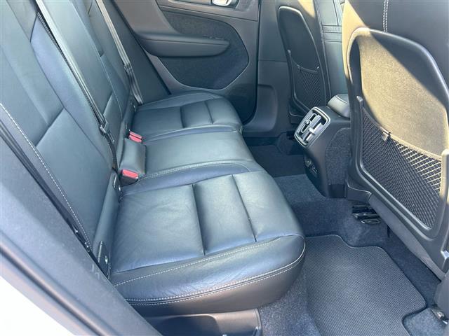 ＸＣ４０ Ｔ４　ＡＷＤ　インスクリプション　サンルーフ／衝突軽減ブレーキ／レーンキープアシスト／純正ナビ／地デジＴＶ／全方位カメラ／Ｂｌｕｅｔｏｏｔｈ／ｈａｒｍａｎ／ｋａｒｄｏｎ／黒レザーシート／シートヒーター／ステアリングヒーター／ＢＬＩＳ（31枚目）