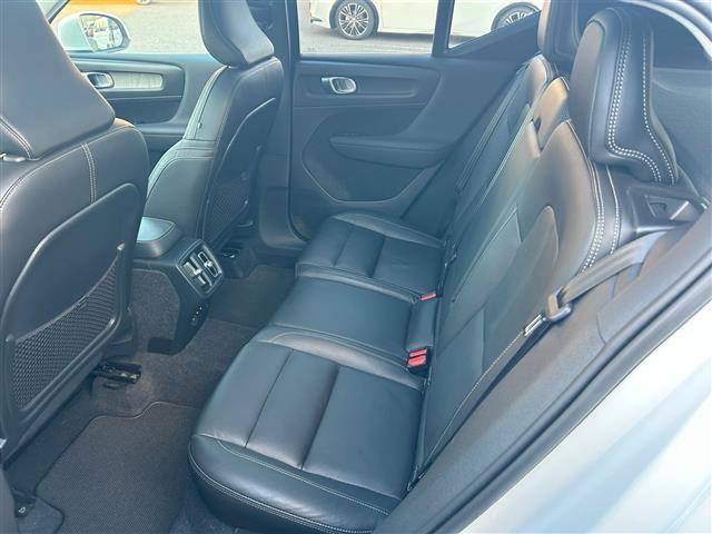 ＸＣ４０ Ｔ４　ＡＷＤ　インスクリプション　サンルーフ／衝突軽減ブレーキ／レーンキープアシスト／純正ナビ／地デジＴＶ／全方位カメラ／Ｂｌｕｅｔｏｏｔｈ／ｈａｒｍａｎ／ｋａｒｄｏｎ／黒レザーシート／シートヒーター／ステアリングヒーター／ＢＬＩＳ（32枚目）