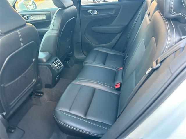 ＸＣ４０ Ｔ４　ＡＷＤ　インスクリプション　サンルーフ／衝突軽減ブレーキ／レーンキープアシスト／純正ナビ／地デジＴＶ／全方位カメラ／Ｂｌｕｅｔｏｏｔｈ／ｈａｒｍａｎ／ｋａｒｄｏｎ／黒レザーシート／シートヒーター／ステアリングヒーター／ＢＬＩＳ（33枚目）