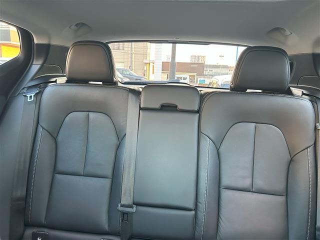 ＸＣ４０ Ｔ４　ＡＷＤ　インスクリプション　サンルーフ／衝突軽減ブレーキ／レーンキープアシスト／純正ナビ／地デジＴＶ／全方位カメラ／Ｂｌｕｅｔｏｏｔｈ／ｈａｒｍａｎ／ｋａｒｄｏｎ／黒レザーシート／シートヒーター／ステアリングヒーター／ＢＬＩＳ（34枚目）