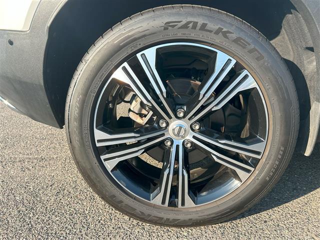 ＸＣ４０ Ｔ４　ＡＷＤ　インスクリプション　サンルーフ／衝突軽減ブレーキ／レーンキープアシスト／純正ナビ／地デジＴＶ／全方位カメラ／Ｂｌｕｅｔｏｏｔｈ／ｈａｒｍａｎ／ｋａｒｄｏｎ／黒レザーシート／シートヒーター／ステアリングヒーター／ＢＬＩＳ（37枚目）