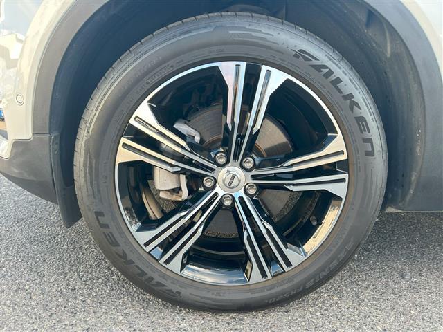 ＸＣ４０ Ｔ４　ＡＷＤ　インスクリプション　サンルーフ／衝突軽減ブレーキ／レーンキープアシスト／純正ナビ／地デジＴＶ／全方位カメラ／Ｂｌｕｅｔｏｏｔｈ／ｈａｒｍａｎ／ｋａｒｄｏｎ／黒レザーシート／シートヒーター／ステアリングヒーター／ＢＬＩＳ（39枚目）