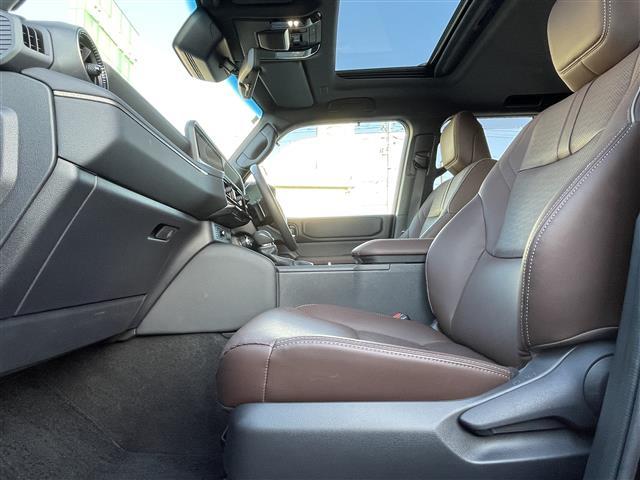 ランドクルーザー２５０ ＶＸファーストエディション　丸目ヘッドライト／アドバンストドライブ／ワンオーナー／サンルーフ／純正ナビ（フルセグＴＶ／ＨＤＭＩ／Ｂｌｕｅｔｏｏｔｈ）／ＪＢＬサウンド／全方位モニター／置くだけ充電／デジタルインナーミラー／茶レザー（16枚目）